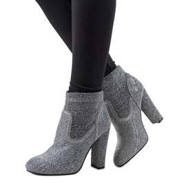 Hopeiset kiiltävät nilkkurit Birgit -pylväässä hopea Hopeiset kiiltävät nilkkurit Birgit -pylväässä hopea