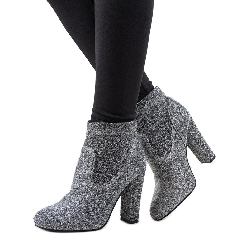 Hopeiset kiiltävät nilkkurit Birgit -pylväässä hopea