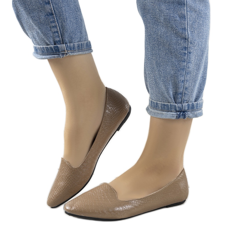 Ruskeat baleriinit Aupran krokotiilinahkakuviossa beige