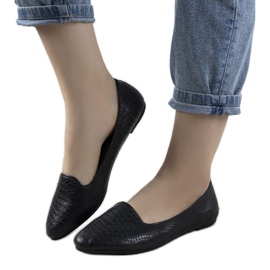 Mustat ballerinat Aupran krokotiilinahkakuviossa