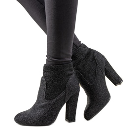 Mustat kiiltävät nilkkurit Birgit -pylväässä