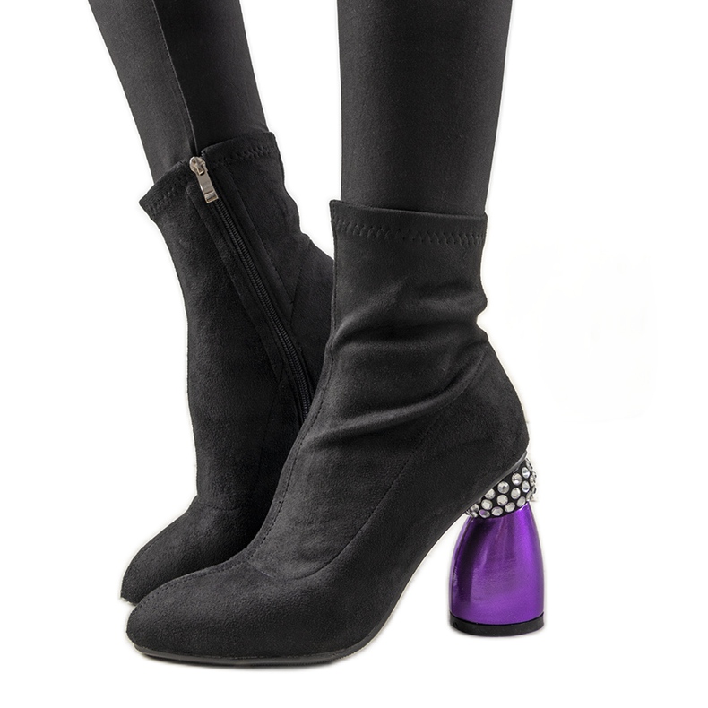 Mustat saappaat koristeellisessa Bazin -pylväässä