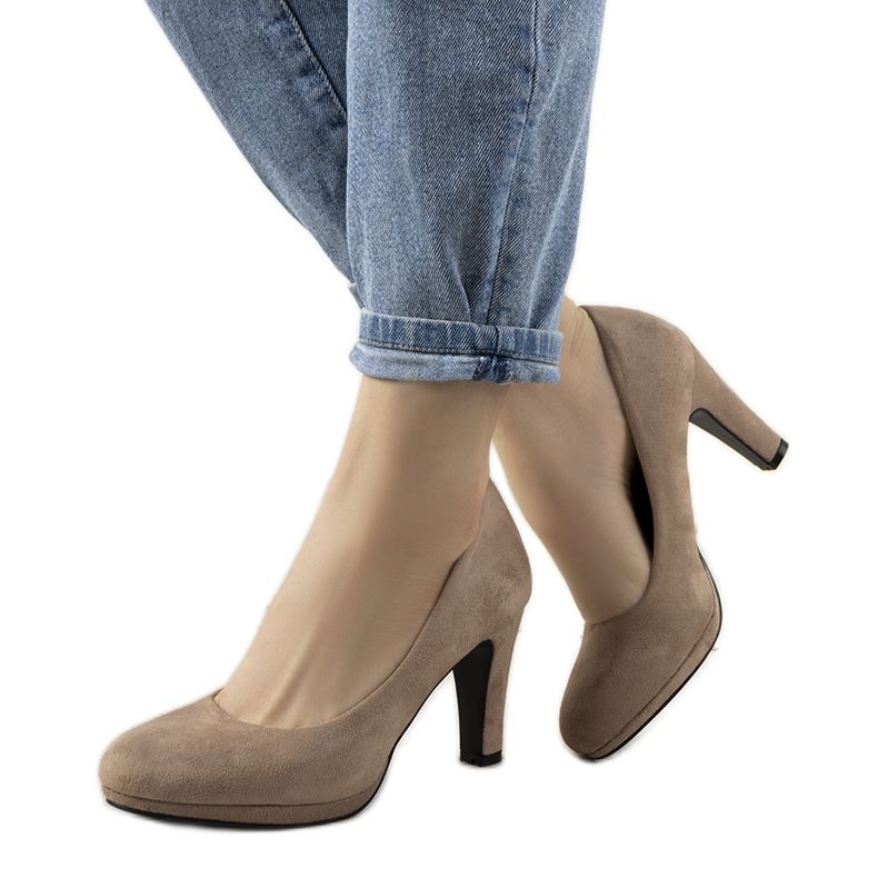 Beige-pumput Sara-ekonahkapylväässä