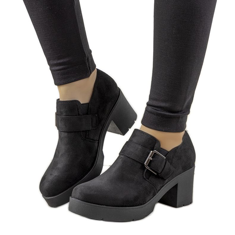 Mustat kengät Leonien postauksessa