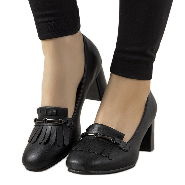 Mustat pumput Alisen ekonahasta valmistetussa pylväässä