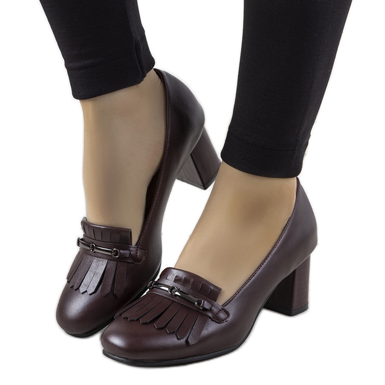 Maroon pumppaa pylvääseen, joka on valmistettu Alicen ekonahasta punainen