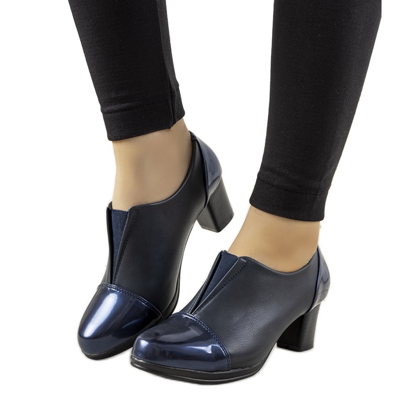 Tummansiniset kengät Villarealin postauksessa sininen