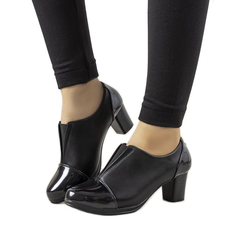 Mustat kengät Villarealin postauksessa