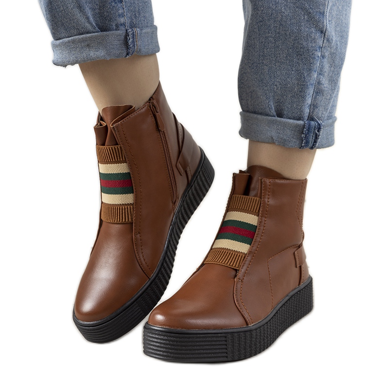 Ruskeat saappaat Nazario -alustalla