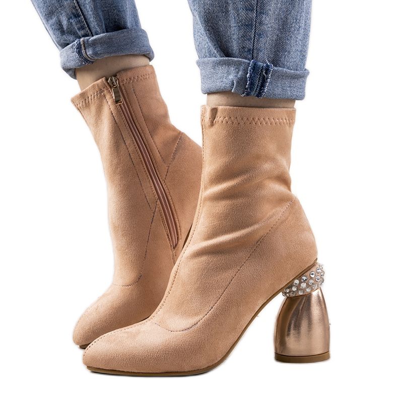 Vaaleanpunaiset saappaat koristeellisessa Bazin -pylväässä vaaleanpunainen