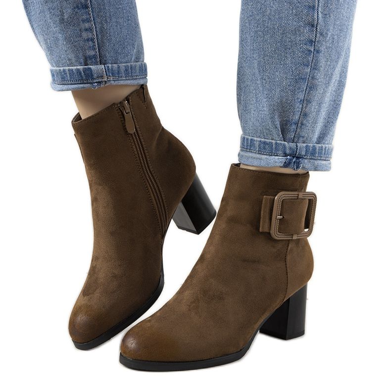 Ruskeat saappaat Carrillo -pylväässä