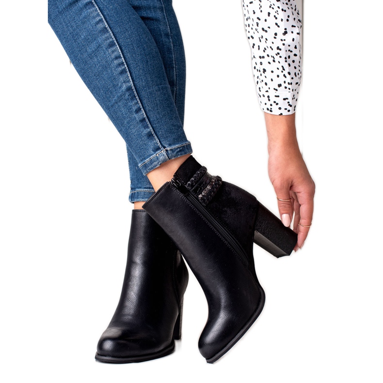 Erynn Tyylikkäät saappaat postauksessa musta