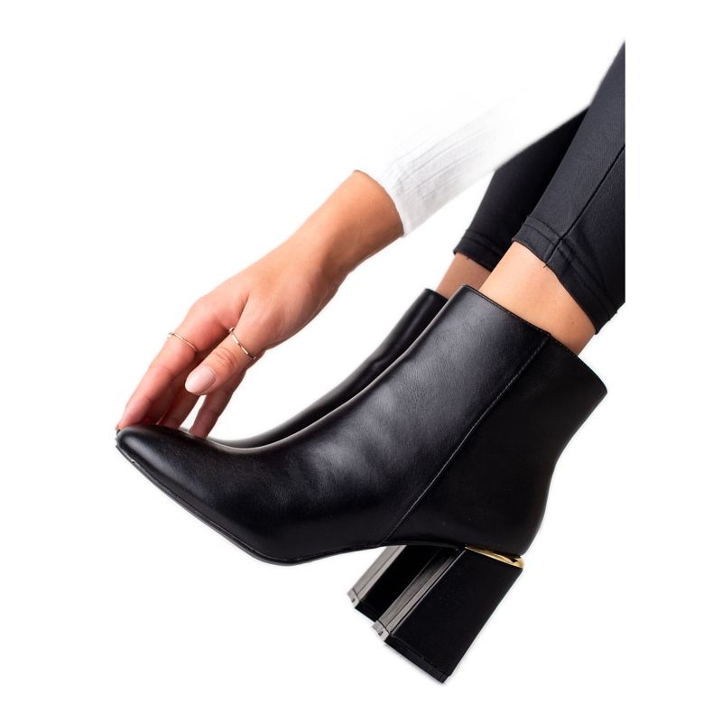 Diamantique Tyylikkäät saappaat kultaisella lisäosalla musta