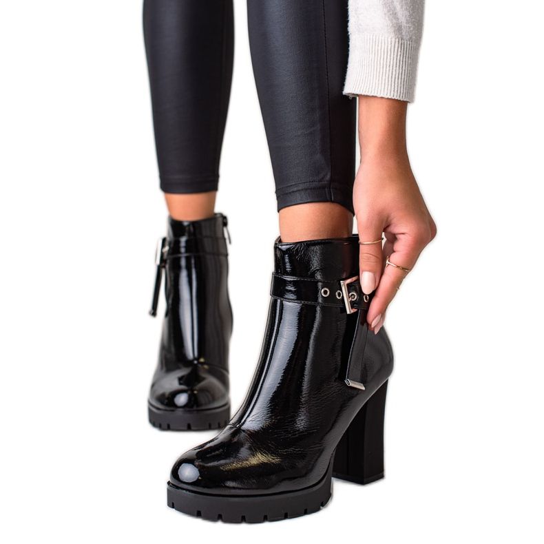 Janessa Tyylikkäät mustat saappaat korkokengissä