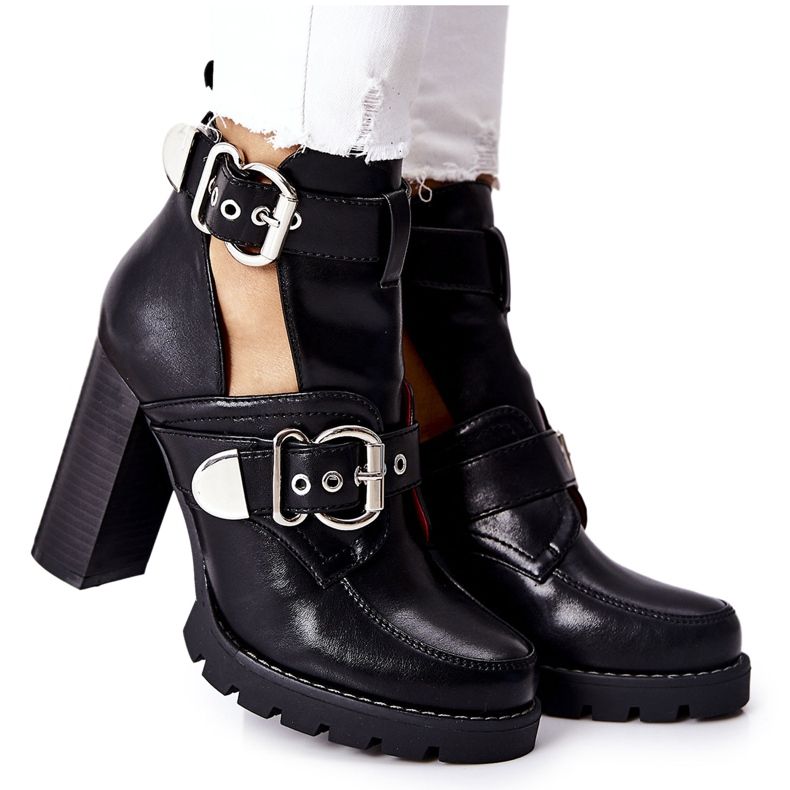 Saappaat postissa Musta Bramshall -solki