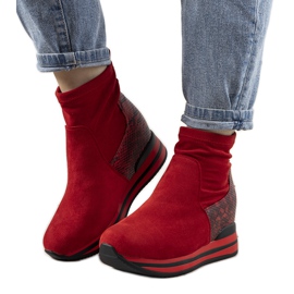 Punaiset lenkkarit, joissa Garibay -käärmeen iho punainen