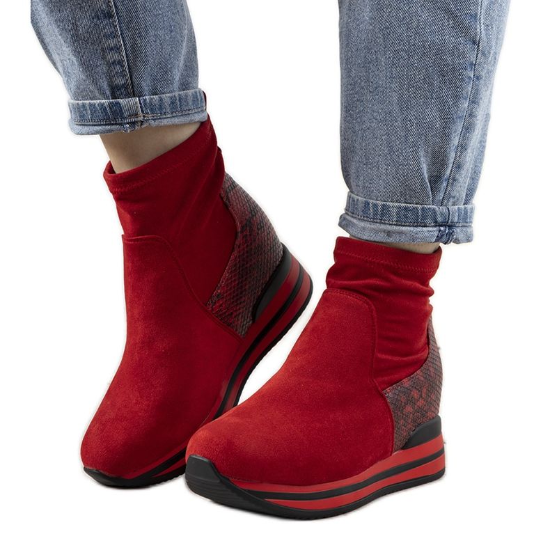 Punaiset lenkkarit, joissa Garibay -käärmeen iho punainen