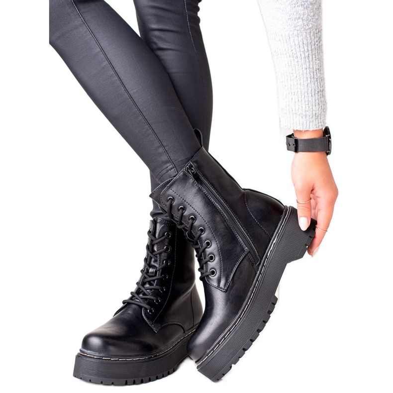 Evento Black Trappers alustalla musta