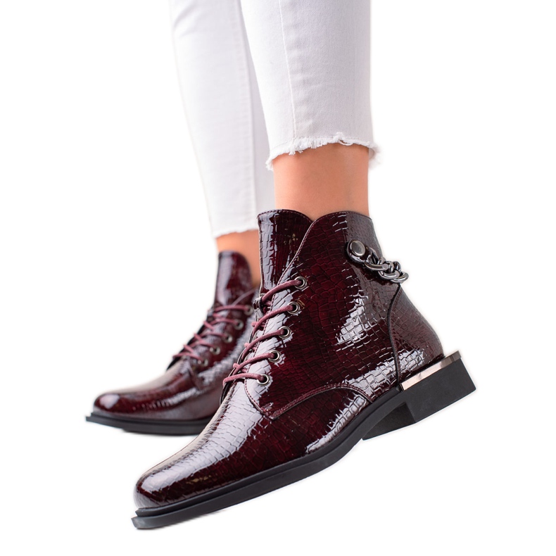 Tyylikkäät lakatut saappaat Sergio Leonelta claret