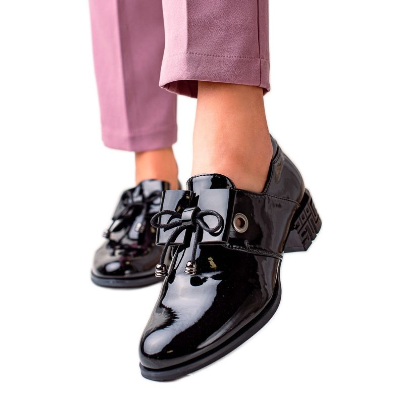 Tyylikkäät mustat kengät Sergio Leonelta