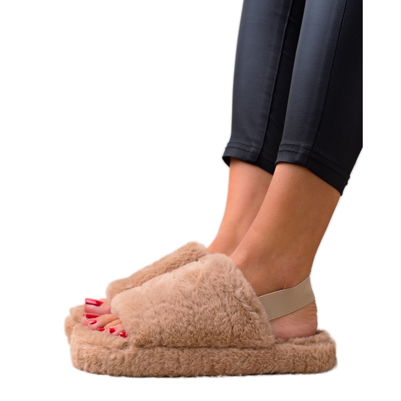 TRENDI Ruskeat tohvelit pyyhekumissa