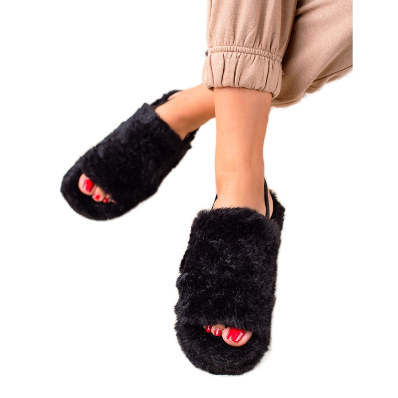 TRENDI Mustat tossut pyyhekumissa