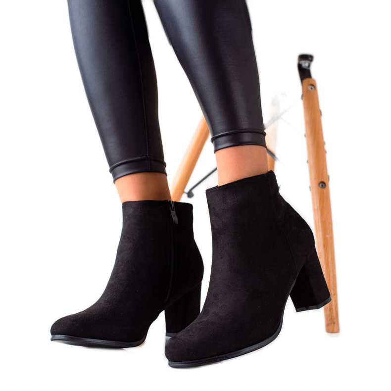 TRENDI Rento mokkanahka musta