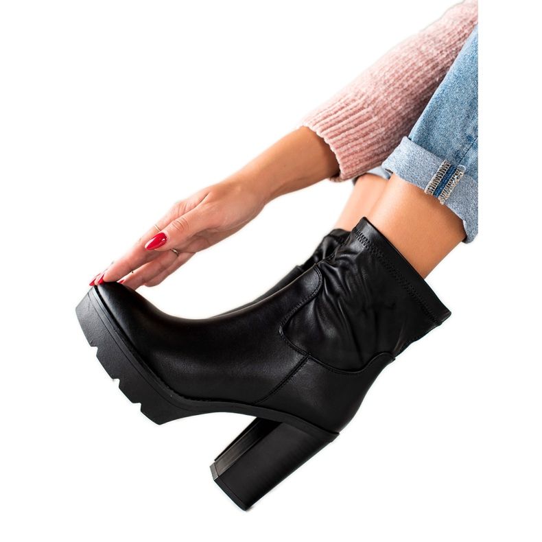 Lovery Korkeat saappaat lavalla musta