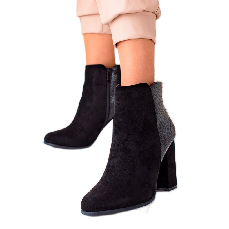 Janessa Tyylikkäät mustat saappaat postauksessa