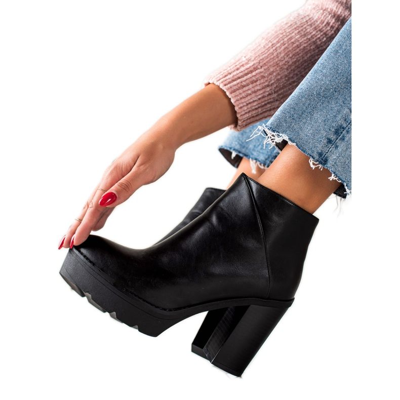 Janessa Saappaat, joissa eko -nahka alustalla musta