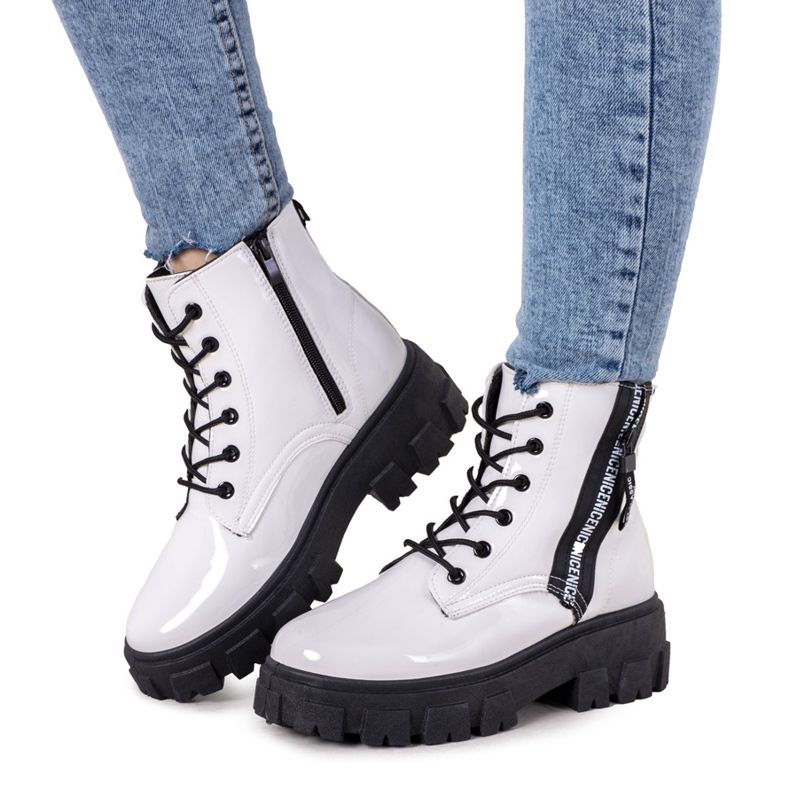 Valkoiset lakatut saappaat Brisette valkoinen