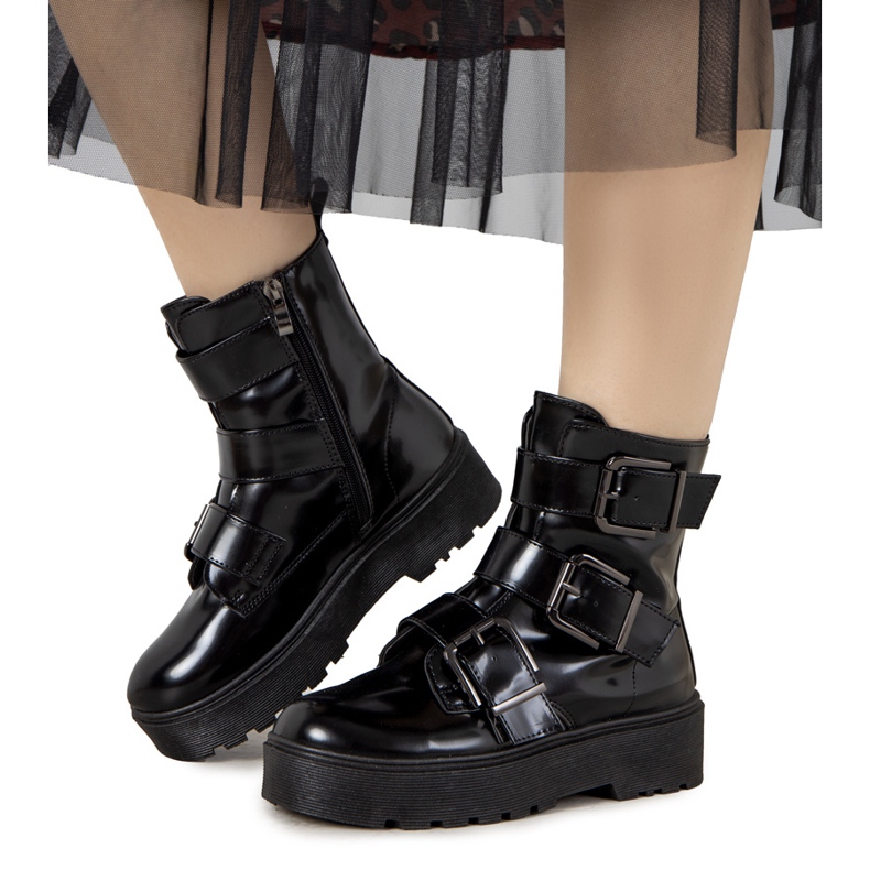 Mustat nilkkurit Austin -alustalla