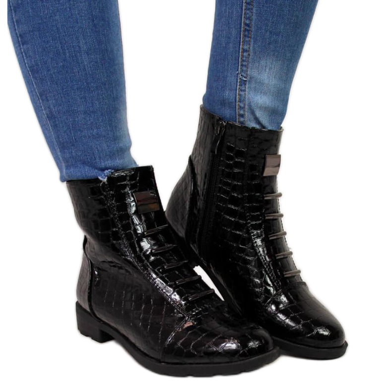 Saappaat, joissa on käärmeen koristelu Filippo W PAW288A musta valkoinen