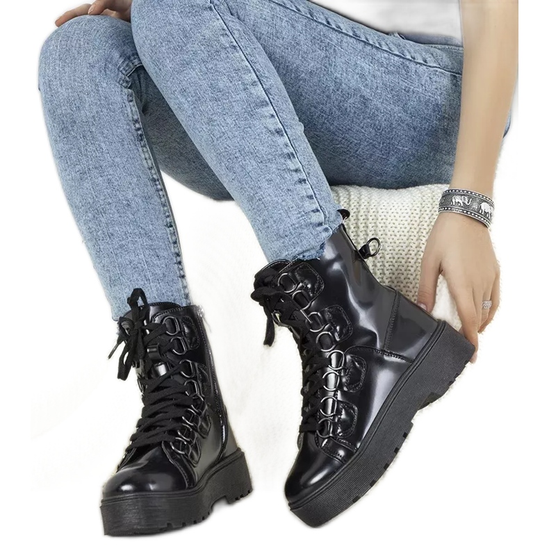 Mustat saappaat korkealla Orane -pohjalla