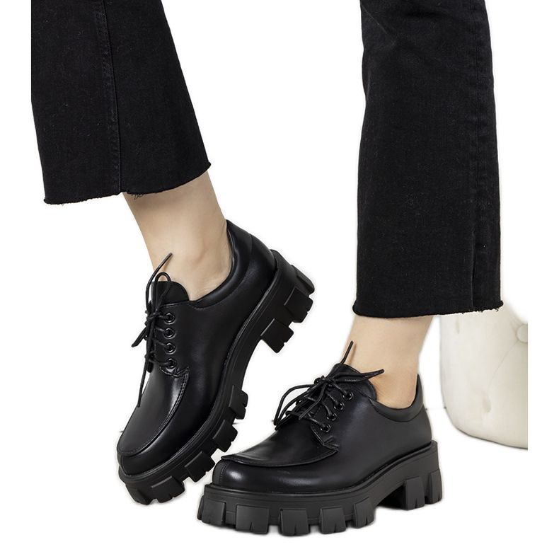 Mustat kengät paksulla Lamare -pohjalla