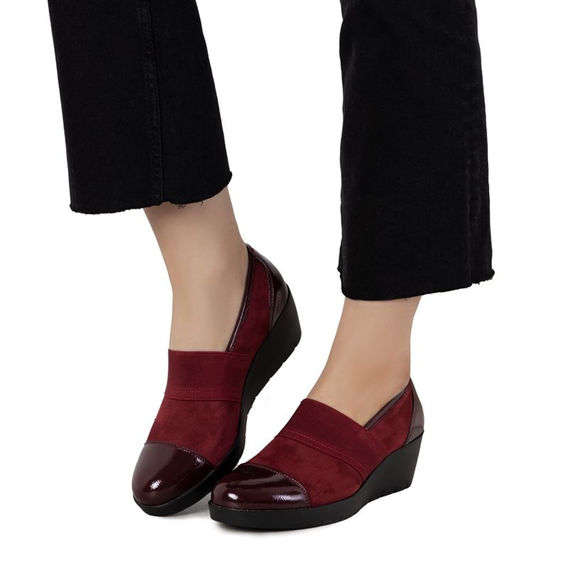 Maroon murisee Liriennen kiilaa punainen