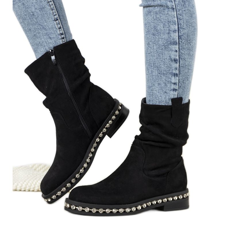 Mustat saappaat koristeltu Voleta -kuutiometrillä