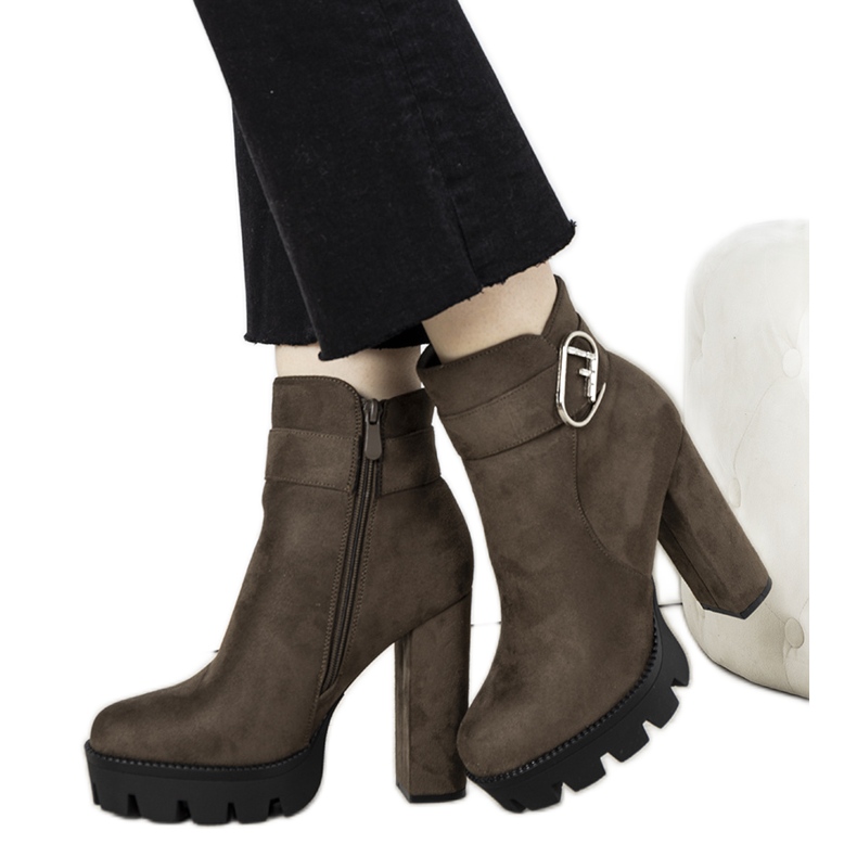 Vihreät nilkkurit Coralie -pylväässä