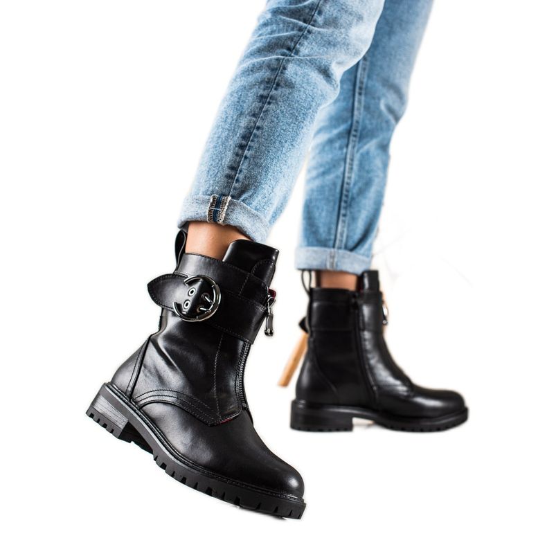 Erynn Mustia työntekijöitä soljella musta