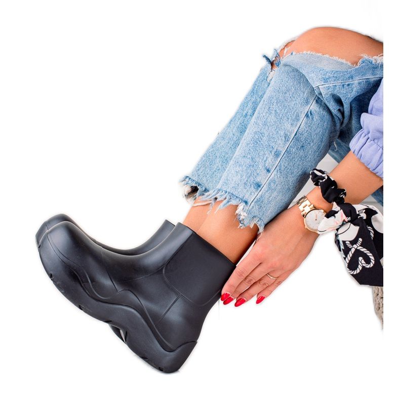 TRENDI Galoshit muotialustalla musta