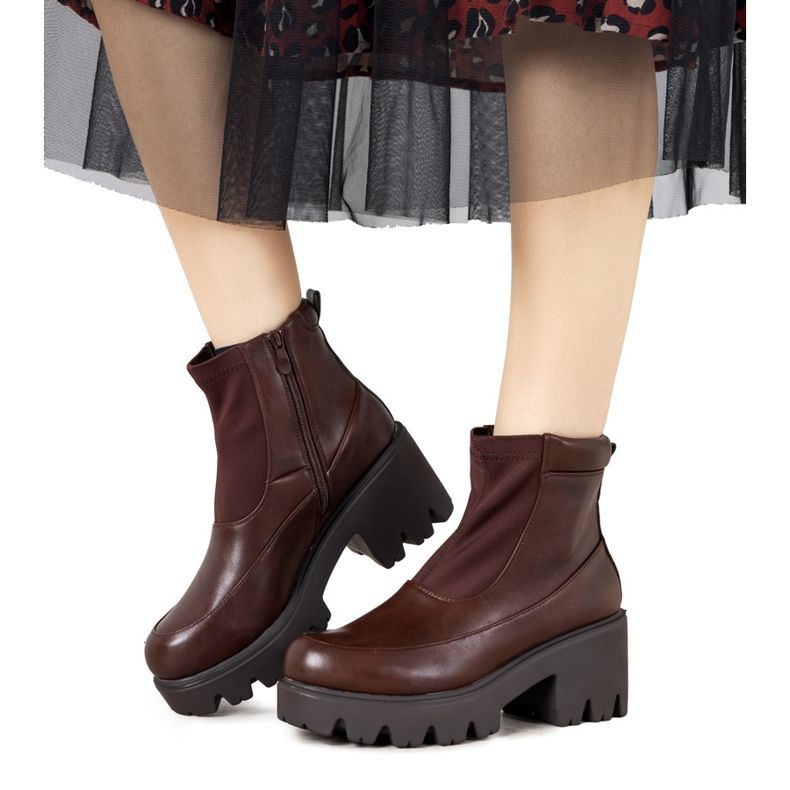 Ruskeat saappaat korkealla Halette -pohjalla