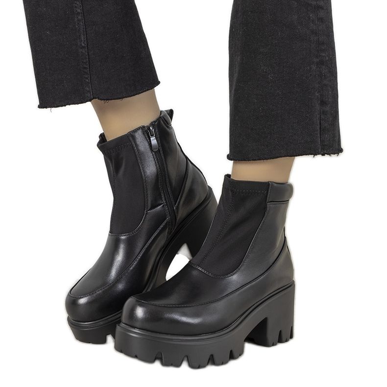 Mustat saappaat korkealla Halette -pohjalla