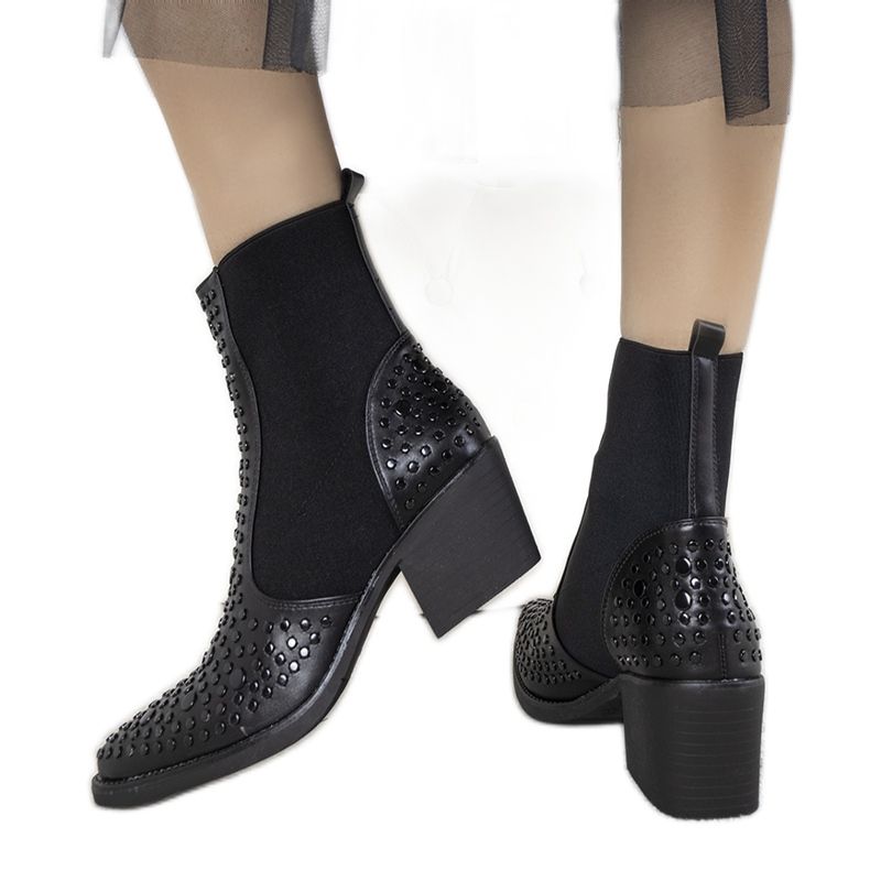 Mustat saappaat koristeltu Camus -nastoilla