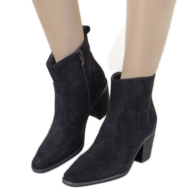 Mustat cowboy -saappaat, joissa Babette -käärmeen iho