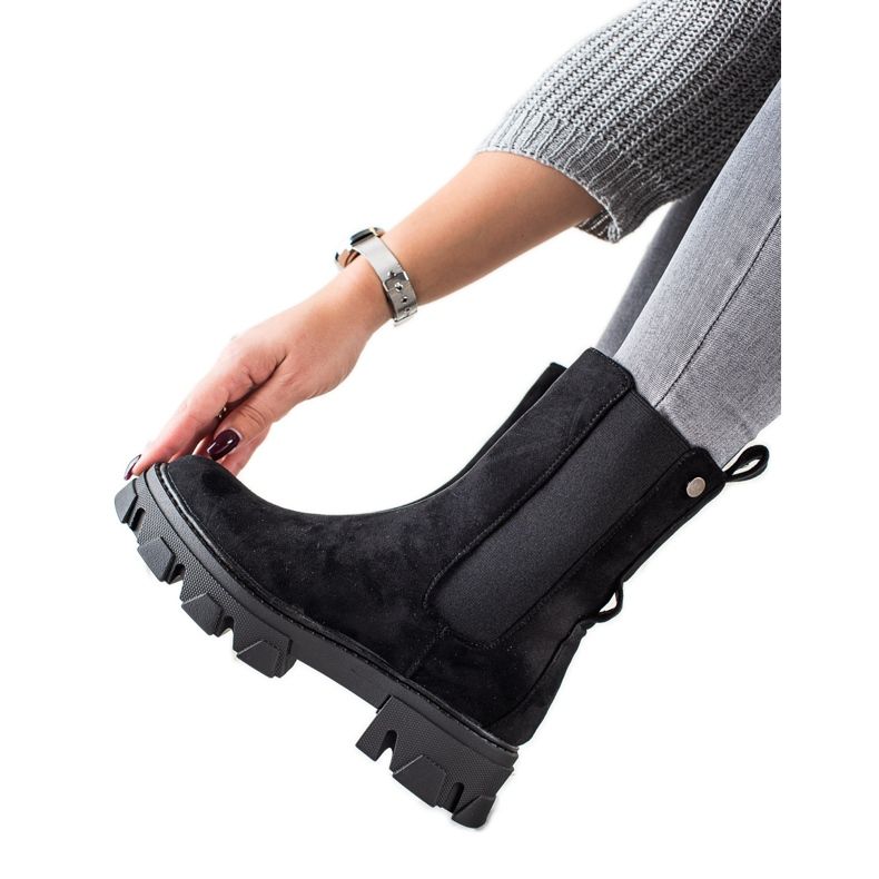 Sweet Shoes Muodikkaat mustat saappaat lavalla