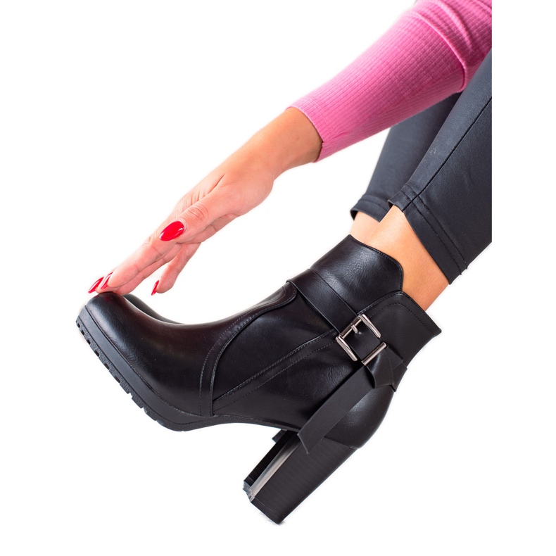 TRENDI Korkeakorkoiset saappaat soljella musta