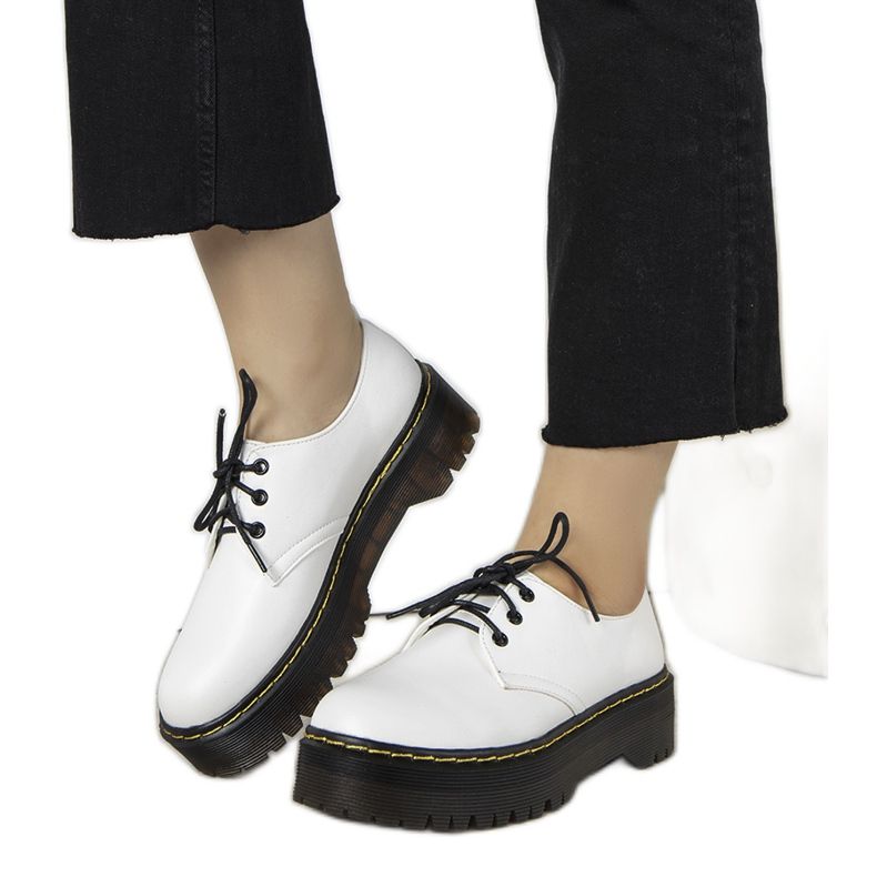 Valkoiset kengät paksulla Ronde -pohjalla valkoinen