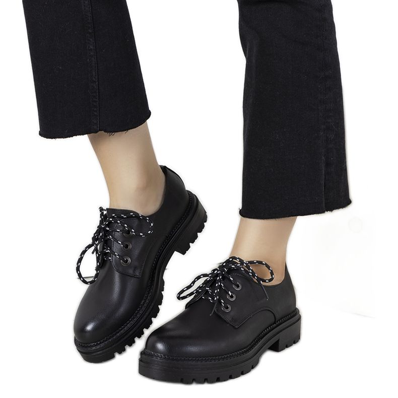 Gingrasin mustat kengät paksulla pohjalla