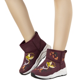 Viininpunaiset lumisaappaat, joissa on Jamil -kirjonta punainen