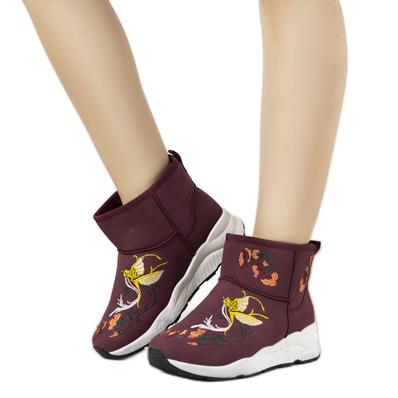 Viininpunaiset lumisaappaat, joissa on Jamil -kirjonta punainen